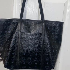 Worn about 6x throughout the summer.